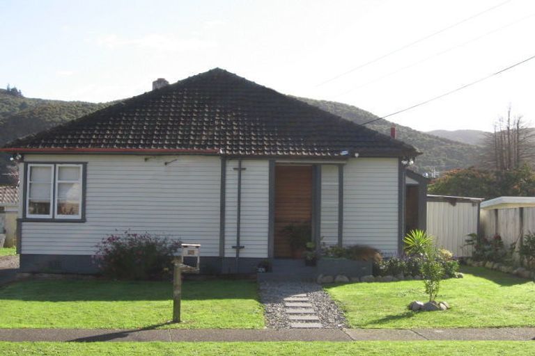 Photo of property in 27 Peck Street, Taita, Lower Hutt, 5011