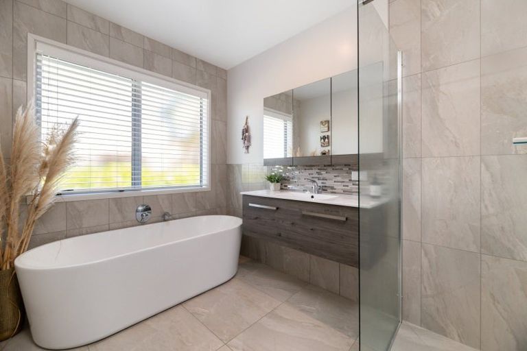 Photo of property in 42 Cassinia Close, Papamoa Beach, Papamoa, 3118