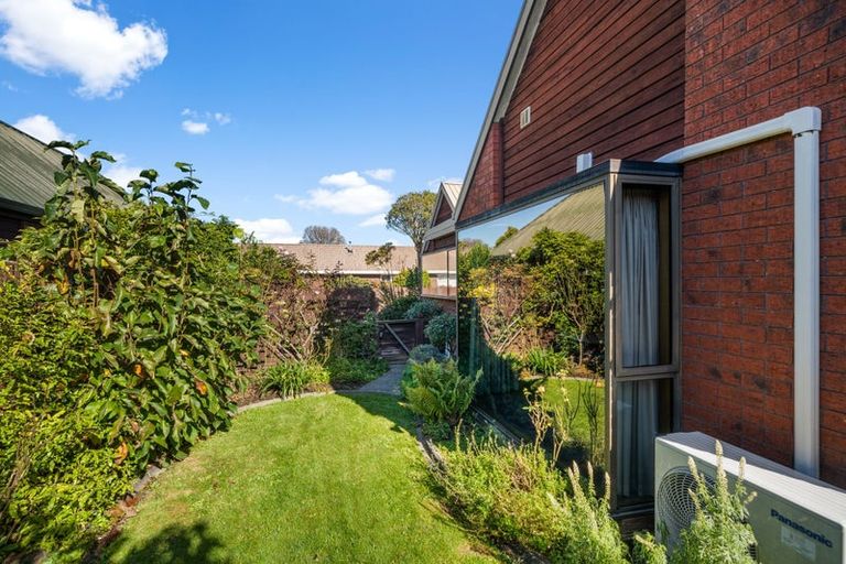 Photo of property in 2/6 Cricklewood Place, Avonhead, Christchurch, 8042