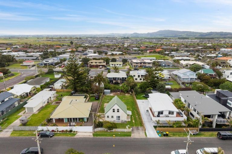 Photo of property in 64 Karewa Parade, Papamoa Beach, Papamoa, 3118