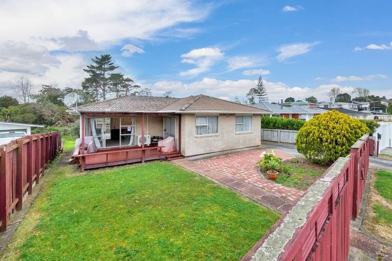 Photo of property in 24 Finlow Drive, Te Atatu South, Auckland, 0610
