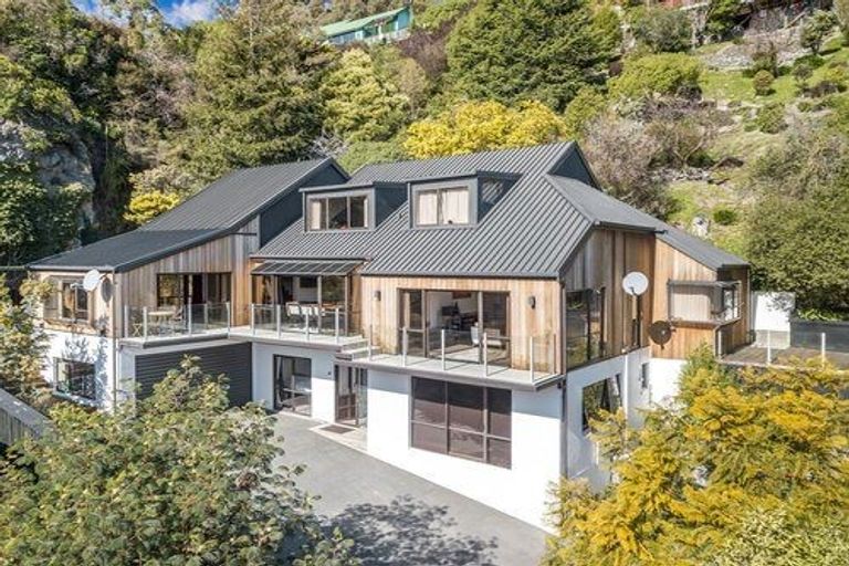 Photo of property in 2 Cannon Hill Crescent, Mount Pleasant, Christchurch, 8081