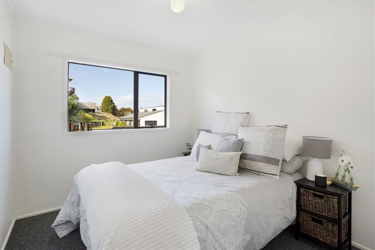 Photo of property in 1/51b Sunset Road, Totara Vale, Auckland, 0632