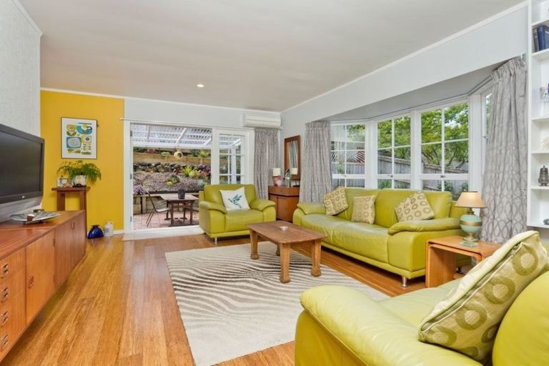 Photo of property in 2/28 Sovereign Place, Glenfield, Auckland, 0629