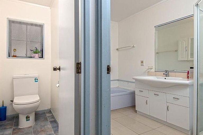 Photo of property in 2/16 De Quincey Terrace, Highland Park, Auckland, 2010