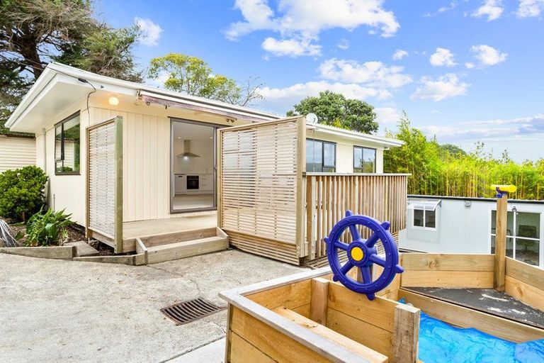 Photo of property in 129a Sunnyside Road, Sunnyvale, Auckland, 0612