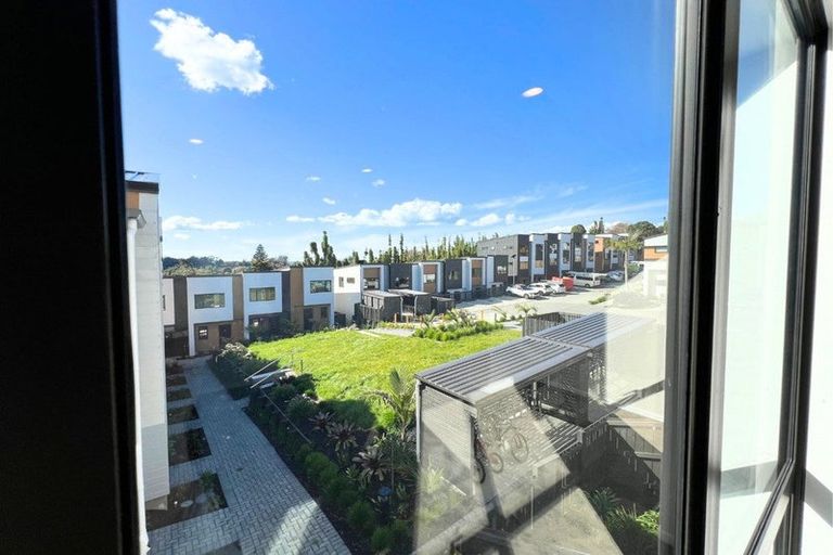 Photo of property in 42 Don Oliver Lane, Glen Eden, 0602