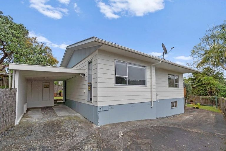 Photo of property in 2/10 Rambler Crescent, Beach Haven, Auckland, 0626