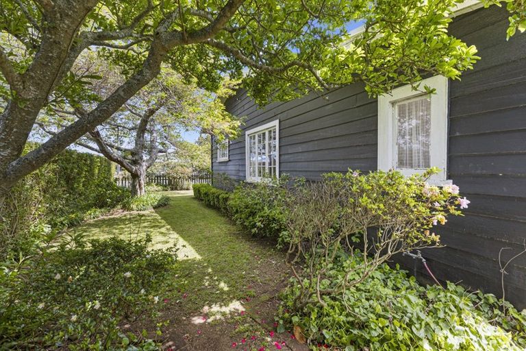 Photo of property in 2 Hoyle Place, New Plymouth, 4310