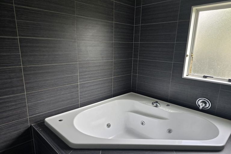 Photo of property in 18 Belleaire Court, West Harbour, Auckland, 0618