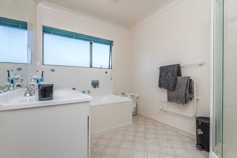 Photo of property in 2 Ridley Green, Churton Park, Wellington, 6037