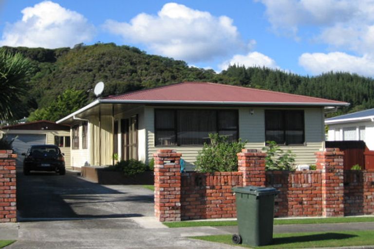 Photo of property in 42 Momona Street, Wainuiomata, Lower Hutt, 5014