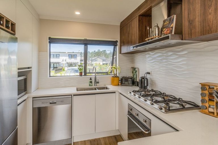 Photo of property in 8c Lumbarda Drive, Kumeu, 0810