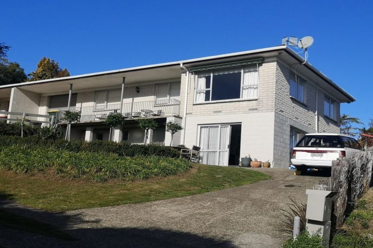 Photo of property in 3a Leo Place, Kawaha Point, Rotorua, 3010