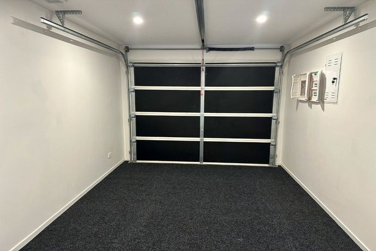 Photo of property in 3/105 Hobsonville Road, West Harbour, Auckland, 0618