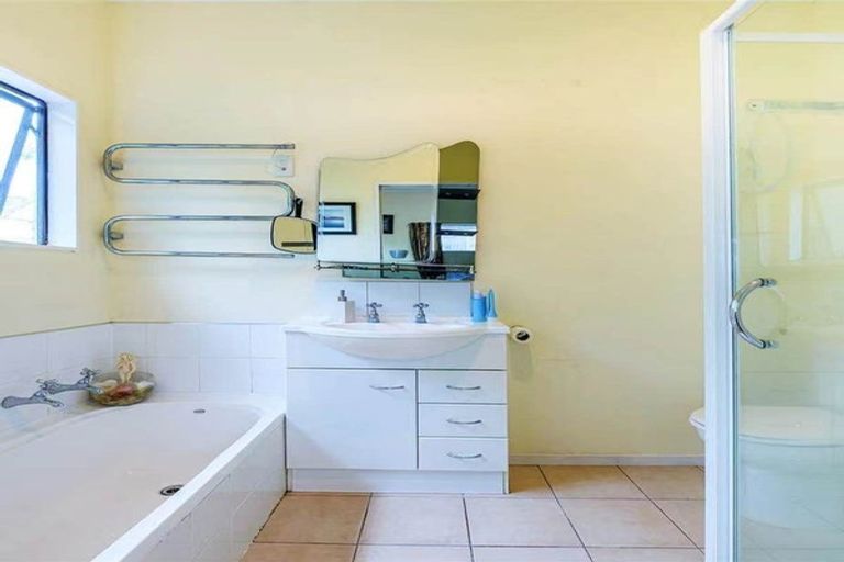 Photo of property in 44 Rhinevale Close, Henderson, Auckland, 0612