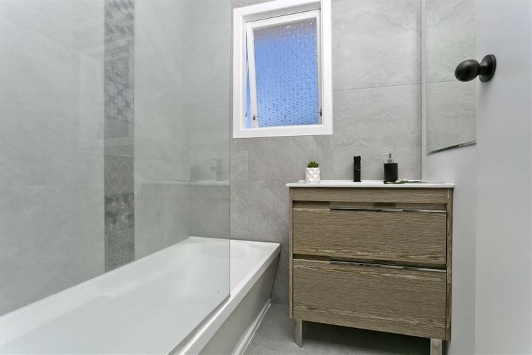 Photo of property in 18 Lendic Avenue, Henderson, Auckland, 0612