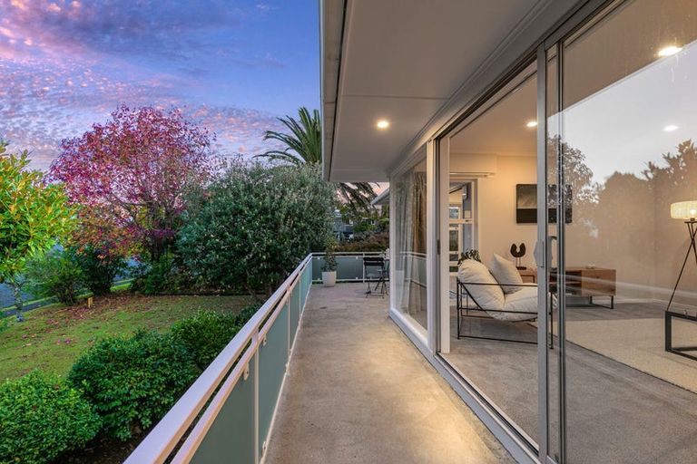 Photo of property in 4 Kerrymaria Place, Hillcrest, Auckland, 0627