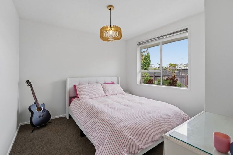 Photo of property in 2/17b Prestons Road, Redwood, Christchurch, 8051