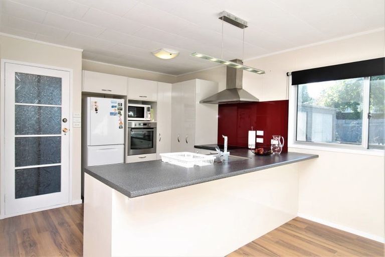 Photo of property in 37 Claverdon Drive, Massey, Auckland, 0614