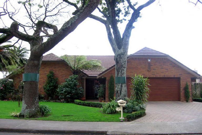 Photo of property in 1 The Oaks, Awapuni, Palmerston North, 4412