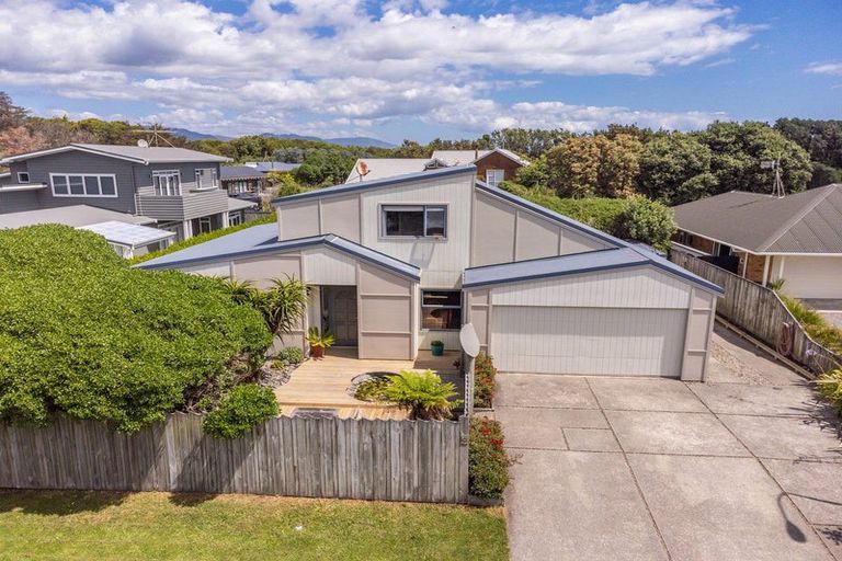 Photo of property in 13 Marram Way, Peka Peka, Waikanae, 5391