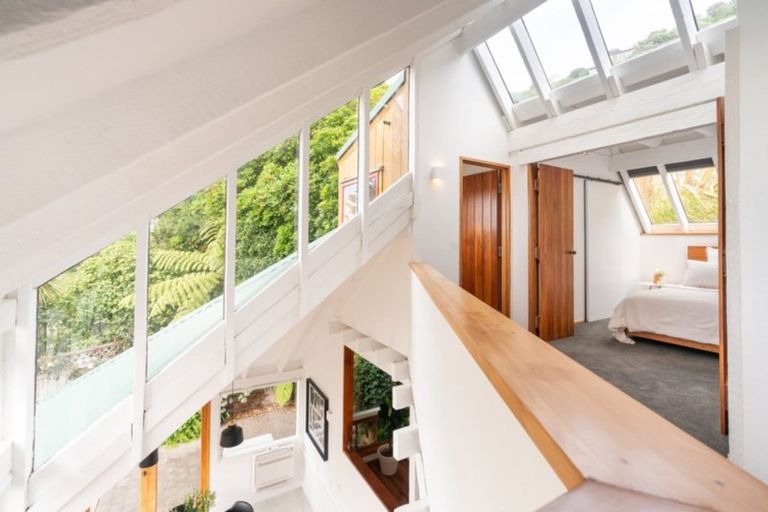 Photo of property in 6 Nakora Road, Karaka Bays, Wellington, 6022