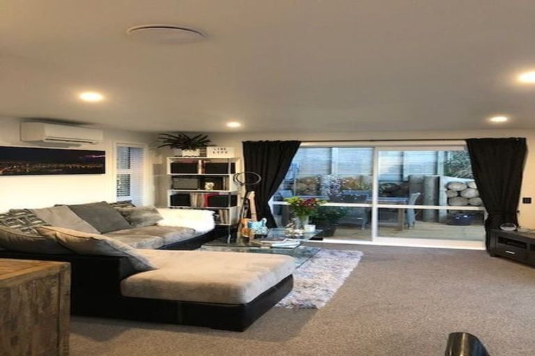 Photo of property in 104c Glanmire Road, Newlands, Wellington, 6037