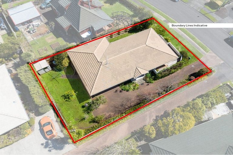 Photo of property in 29 Taupiko Place, Green Bay, Auckland, 0604