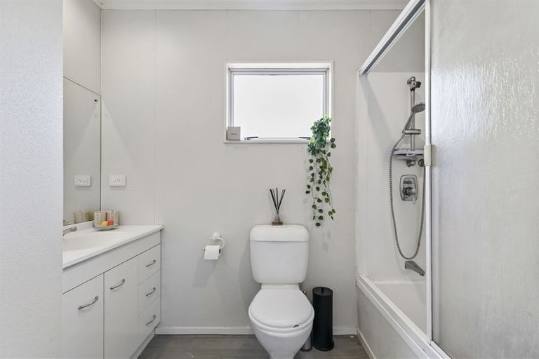 Photo of property in 2/1 Mossop Rise, Glenfield, Auckland, 0629