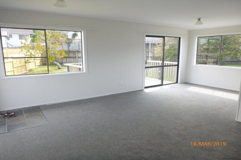 Photo of property in 8 St Catherine Crescent, West Harbour, Auckland, 0618