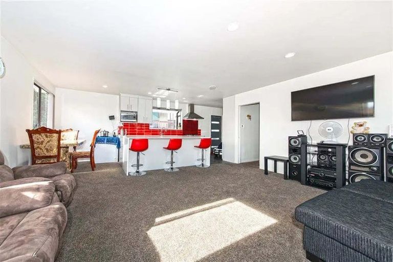 Photo of property in 7 Halloran Place, Massey, Auckland, 0614