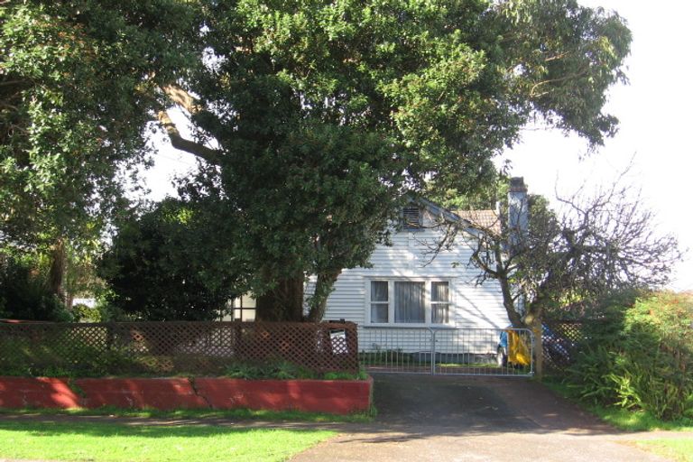 Photo of property in 53 Yeovil Road, Te Atatu Peninsula, Auckland, 0610