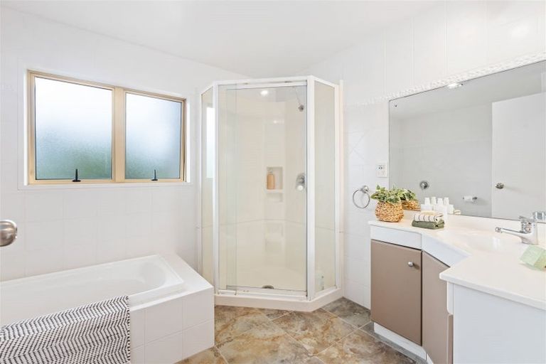 Photo of property in 484 Beach Road, Murrays Bay, Auckland, 0630