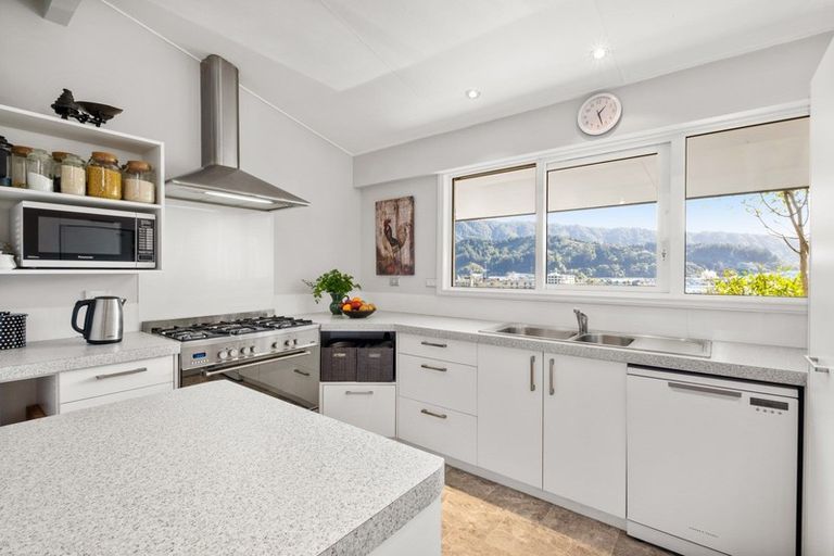 Photo of property in 18 Seaview Crescent, Picton, 7220