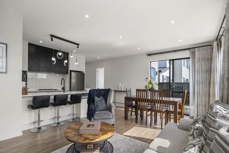 Photo of property in 11 Koiora Road, Clarks Beach, 2122