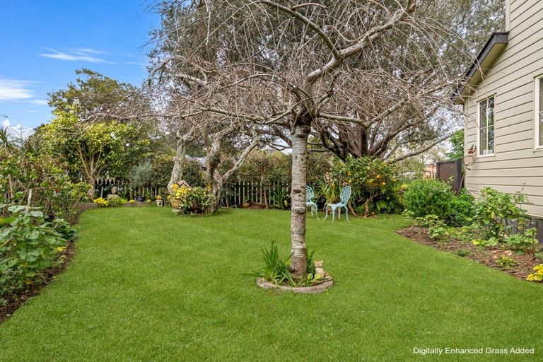 Photo of property in 16 Rangiwhea Road, Waiuku, 2123