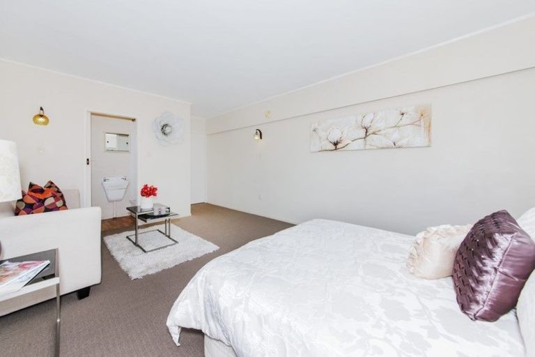 Photo of property in 2/47 Prince Regent Drive, Half Moon Bay, Auckland, 2012