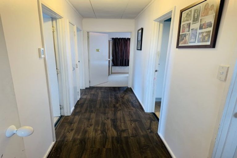 Photo of property in 1/2 Netherlands Avenue, Kelston, Auckland, 0602