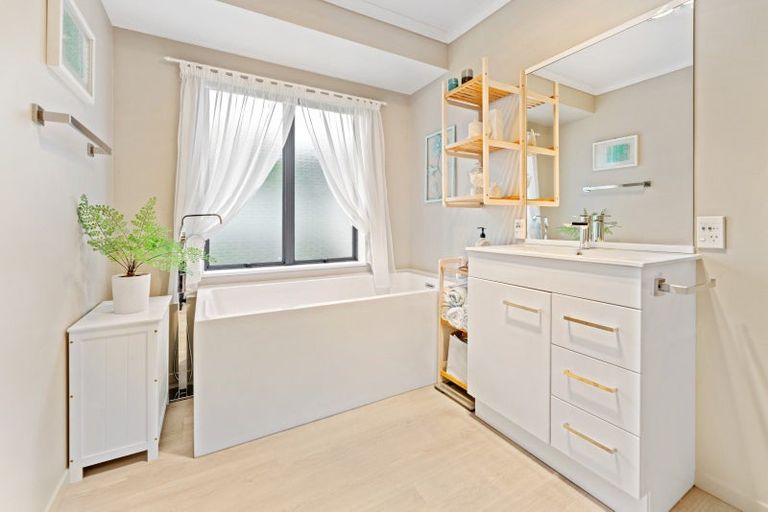 Photo of property in 43 Kinder Street, Acacia Bay, Taupo, 3330