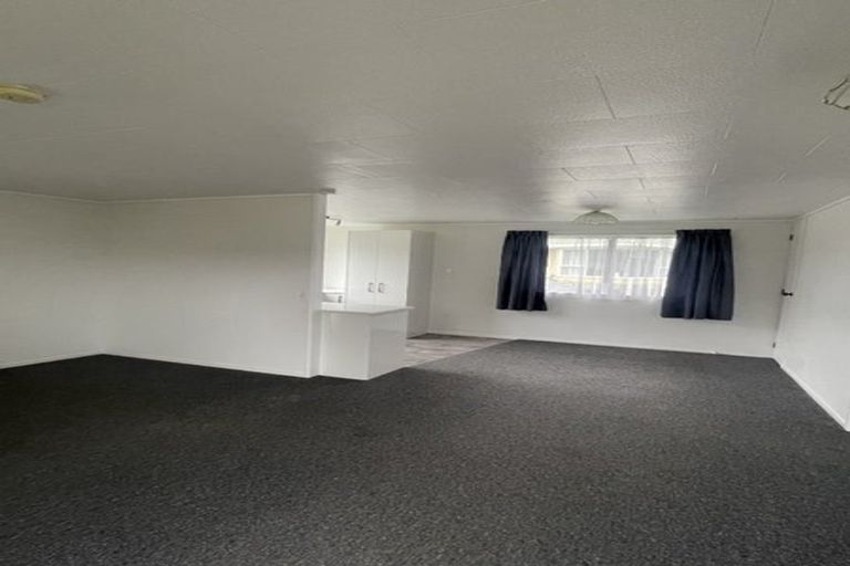 Photo of property in 17 Glen Close, Glen Eden, Auckland, 0602