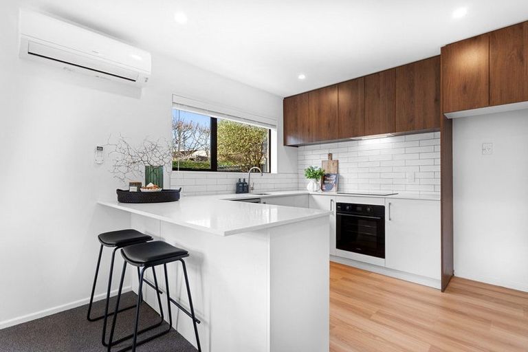 Photo of property in 2/64 Searells Road, Strowan, Christchurch, 8052