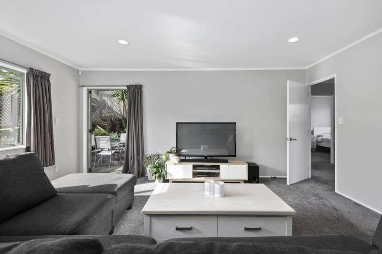 Photo of property in 1 Marbella Drive, Massey, Auckland, 0614