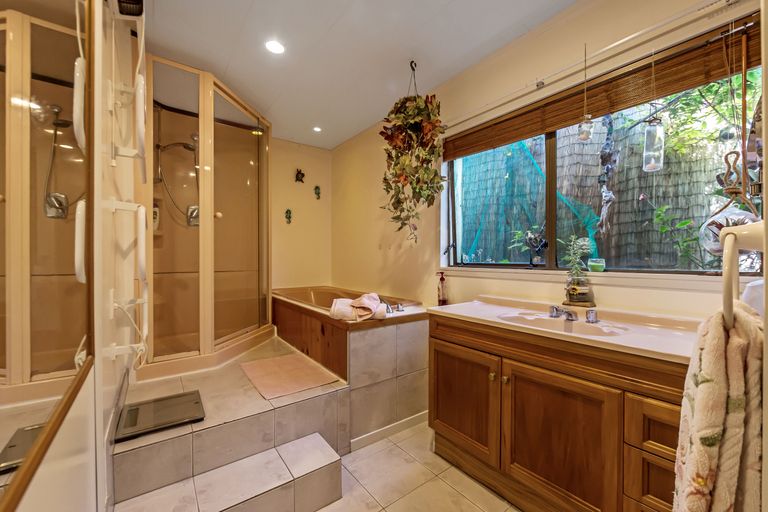 Photo of property in 1394 Whangaparaoa Road, Army Bay, Whangaparaoa, 0930