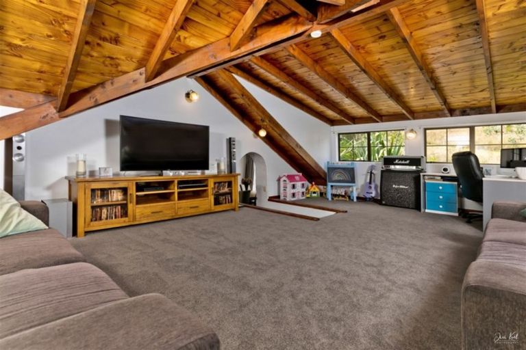 Photo of property in 84 Grassmere Road, Henderson Valley, Auckland, 0612