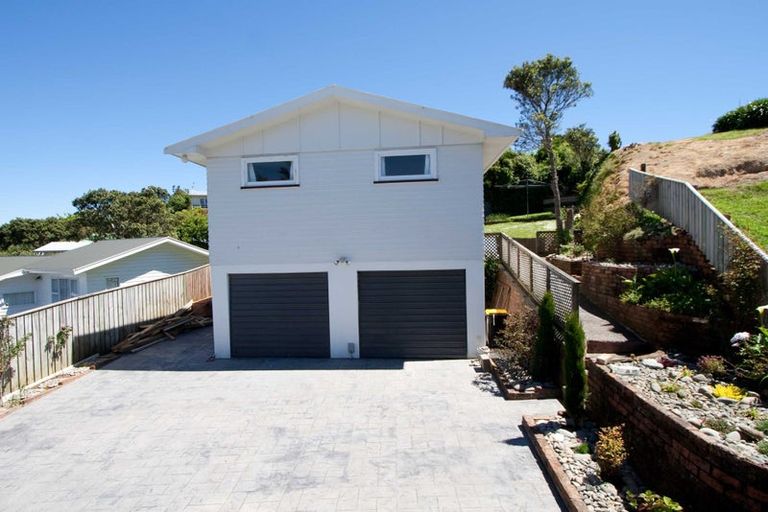 Photo of property in 22 Stewart Drive, Newlands, Wellington, 6037