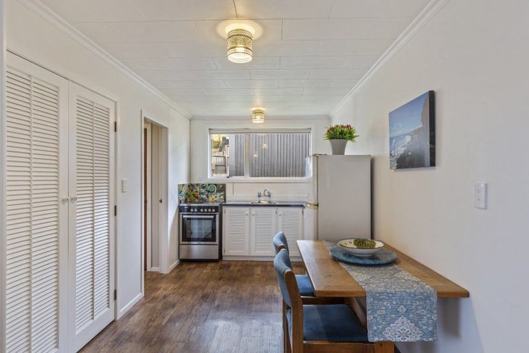 Photo of property in 6 Fairview Place, Westown, New Plymouth, 4310