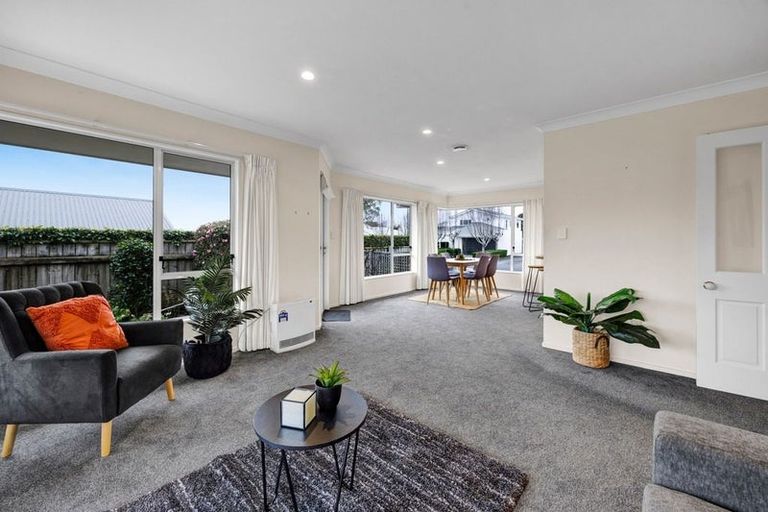 Photo of property in 18 Kinross Drive, Merrilands, New Plymouth, 4312