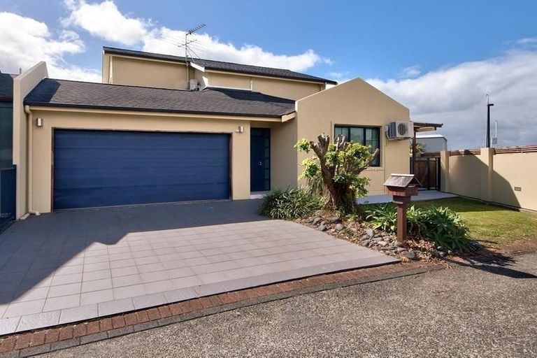 Photo of property in 11k Clearwater Cove, West Harbour, Auckland, 0618