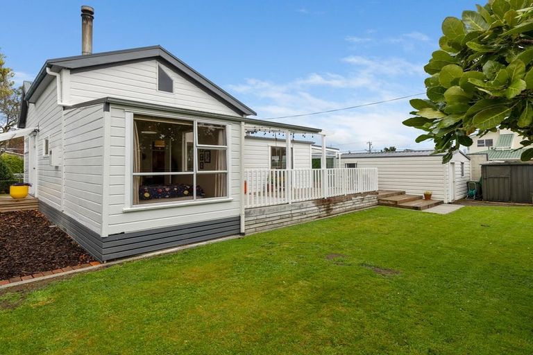 Photo of property in 3 Hawea Street, Merrilands, New Plymouth, 4312
